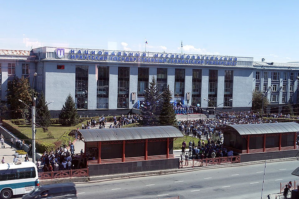 В День знаний первокурсников ИРНИТУ приветствовали мэр города Дмитрий Бердников, депутаты Госдумы и руководители ведущих предприятий региона. Фото: ИРНИТУ