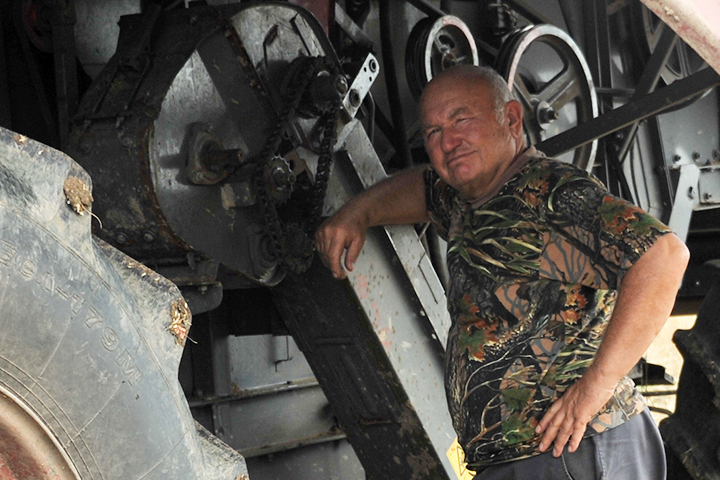 Бывший столичный градоначальник колдовал у комбайна