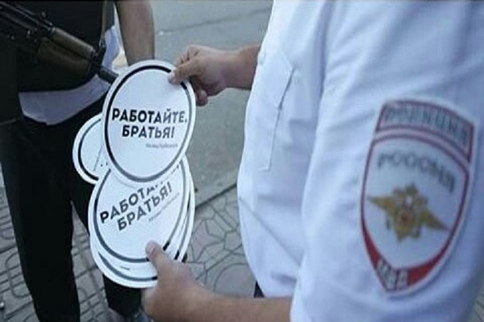 Стикеры может распечатать любой желающий. Фото: www.instagram.com