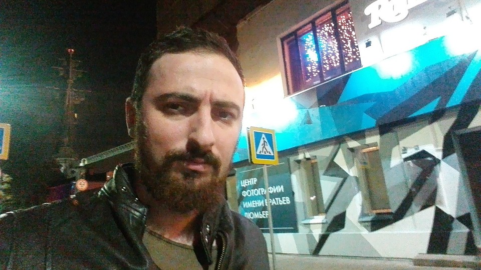 Активист приехал к зданию скандальной выставки