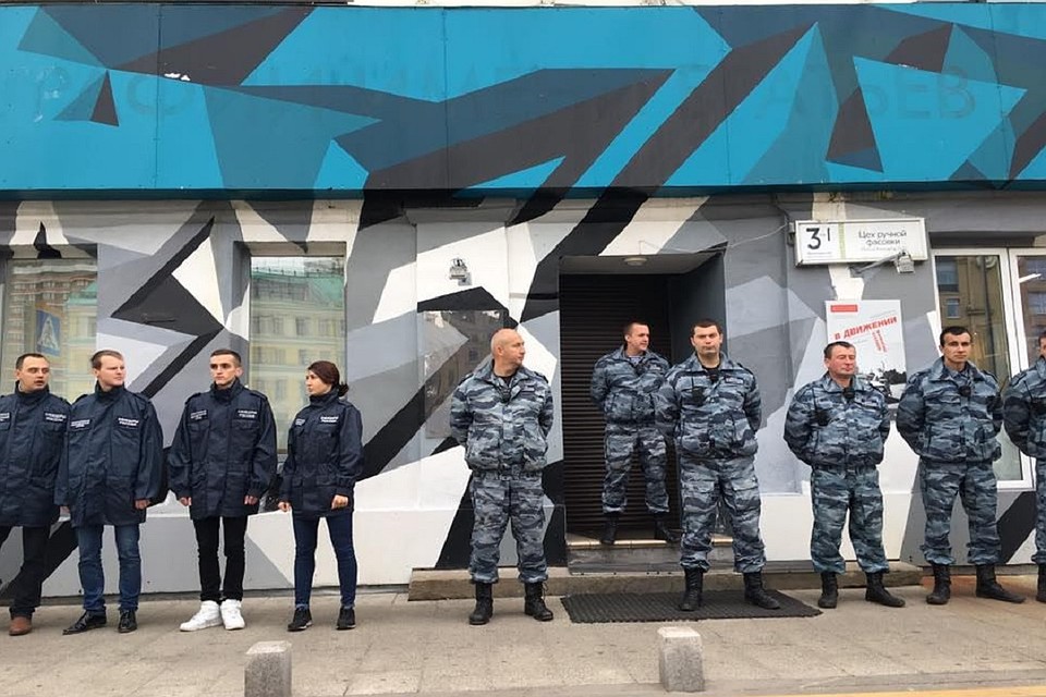 Вход на выставку фотографий Джока Стэрджеса заблокирован