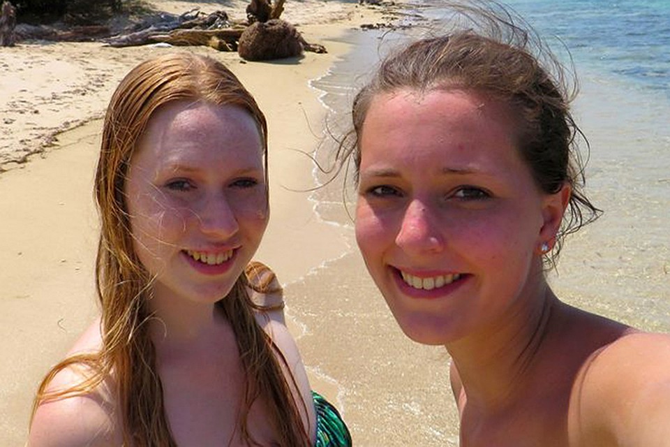Причину исчезновения 22-летней Лисанны и 21-летней Крис пытается разгадать весь мир