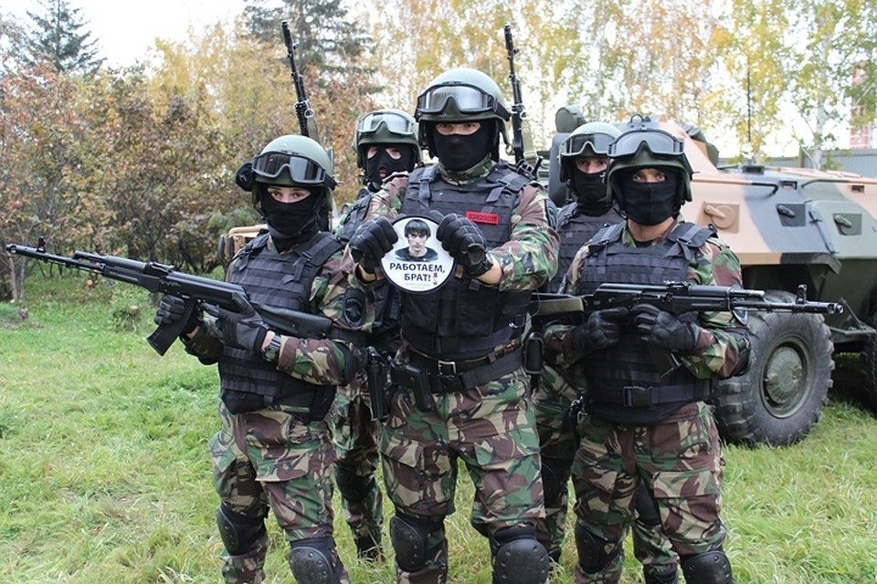 Иркутские полицейские сделали наклейки «Работаем, брат» в память о расстрелянном в Дагестане лейтенанте Нурбагандове