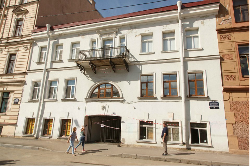 Здание окутано красно-белыми лентами и завешено предупреждениями