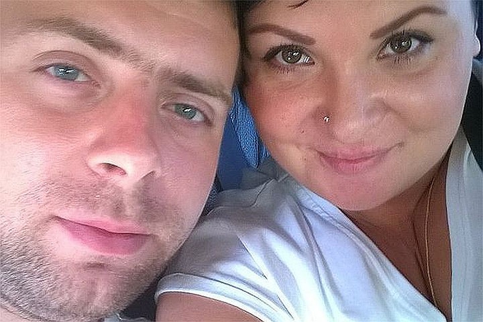 Пожарный Сергей Синелобов (слева) погиб 23 сентября. У его вдовы Светланы (справа) на руках остались двое детей