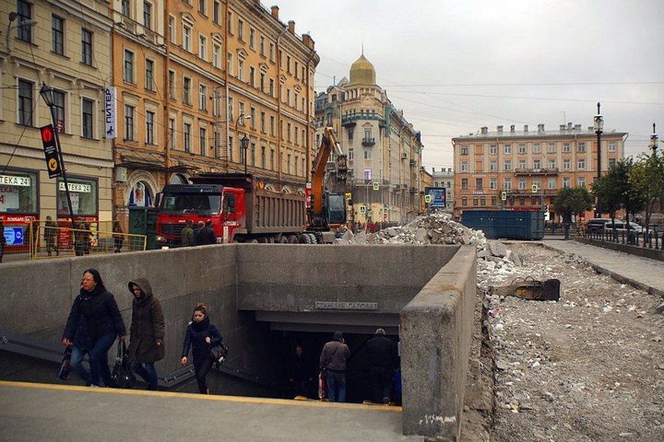 К весне Сенная преобразится. Ну а пока что постоит такой неприглядной.