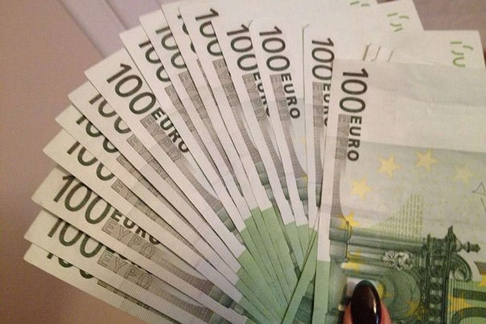 За сутки евро подешевел на 17 банов.