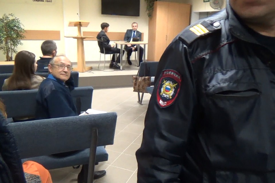 Полиция и следователи пришли в самый разгар "богослужения".