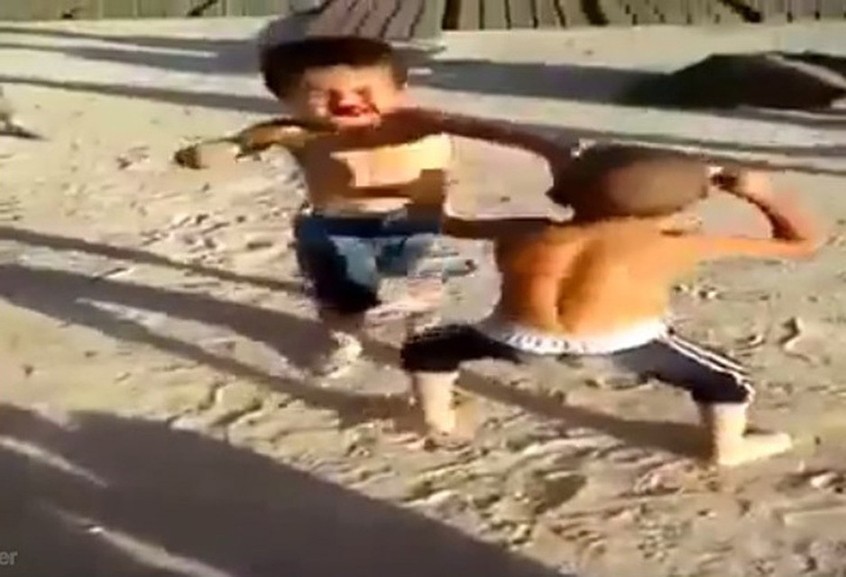Ребята на видео дерутся не на шутку.