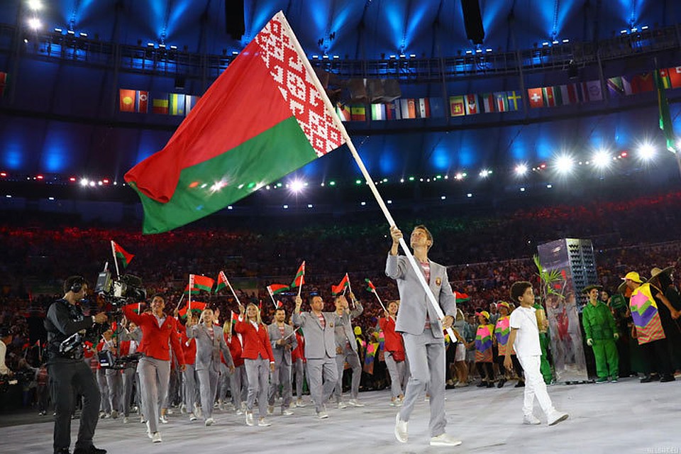 В Рио на церемонии открытия Олимпиады Василий Кириенко нес флаг Беларуси, но не все были довольны этим. Фото: Reuters