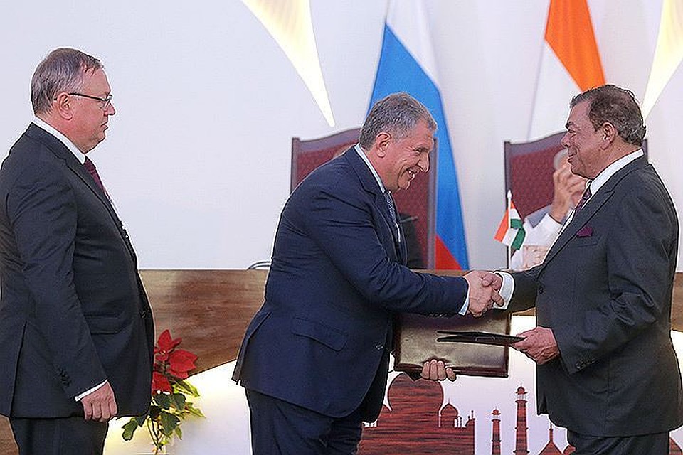 Президент, председатель правления ПАО "Банк ВТБ" Андрей Костин и председатель правления, заместитель председателя совета директоров ПАО "НК "Роснефть" Игорь Сечин (слева направо на первом плане) во время церемонии подписания российско-индийских совместных документов в гостинице "Тадж Экзотик". ФОТО Михаил Метцель/ТАСС