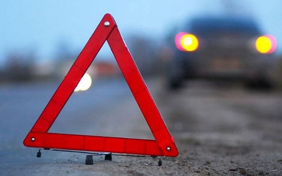 Водитель легкового автомобиля выехал на встречную... Фото centrdor.ru