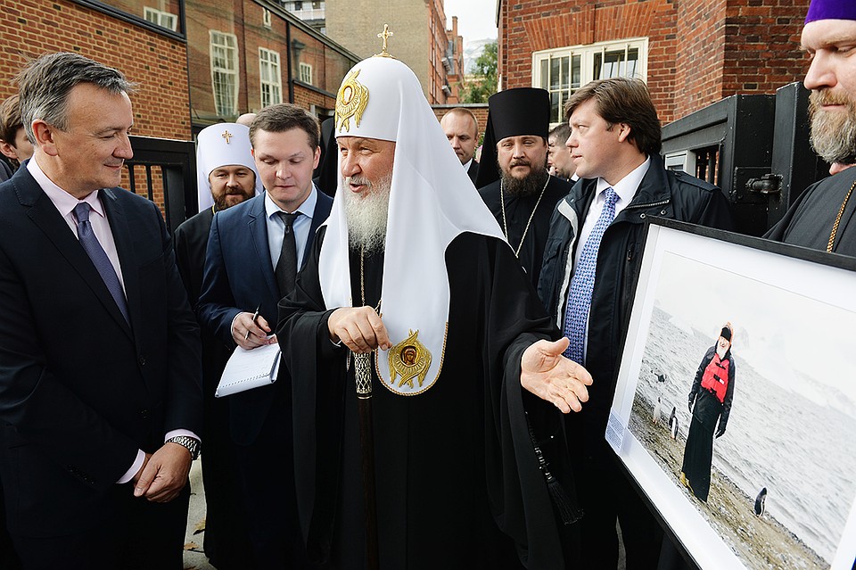 Подарок Патриарха Королевскому географическому обществу. Фото: patriarchia.ru
