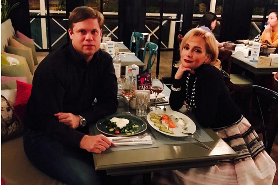 Владислав Радимов опубликовал снимок романтического ужина и дал понять всем злопыхателям, что у них с певицей все хорошо Фото: www.instagram.com/radimov02/