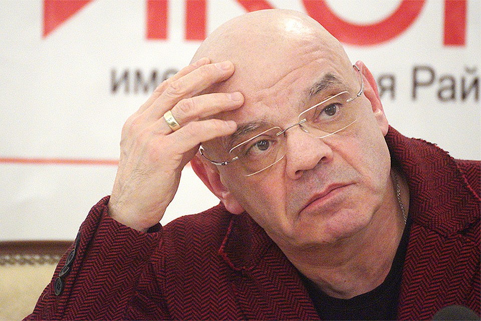 Константин Райкин объяснил непростое положение тем, что все деньги, которые выделяются театру из бюджета, идут на аренду помещения для спектаклей.