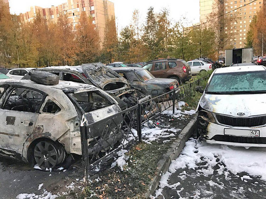 В одной из машин был газовый баллон, что чуть не взорвался. Фото: Артем Корман, "ДТП и ЧП Санкт-Петербург".