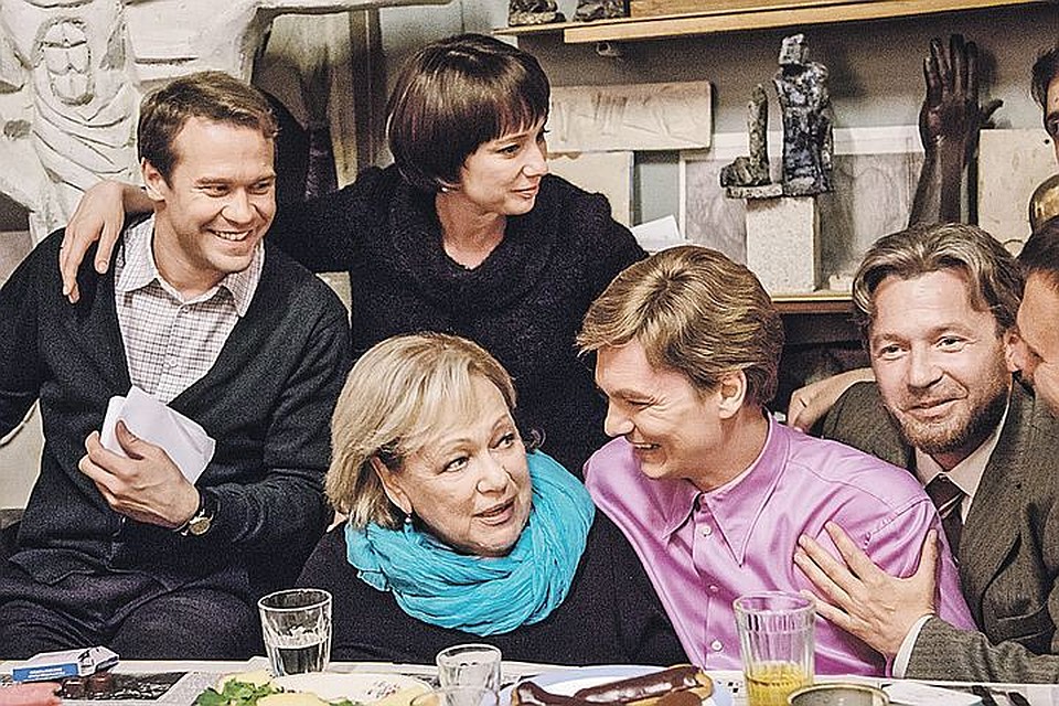 Кадр из сериала: молодые Ваксон - Аксенов (Алексей Морозов), Аххо - Ахмадулина (Чулпан Хаматова), Тушинский - Евтушенко (Филипп Янковский), Большов - Солженицын (Никита Салопин). И среди них в центре - Галина Волчек в роли самой себя, худрука «Современника». Абсурд? Связь времен... Фото: Первый канал