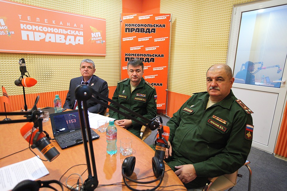 Начальник штаба Ставропольского регионального отделения Всероссийского детского-юношеского военно-патриотического общественного движения «Юнармия» Олег Сухачев, начальник отдела подготовки и призыва граждан на военную службу краевого военкомата Вячеслав Раджабов, военный комиссар Ставропольского края Владимир Тельнов