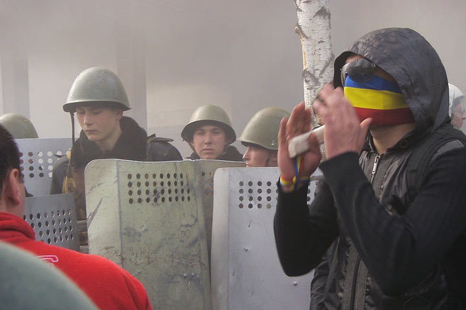 В основном протестующие - это небольшие группы, молодежь, футбольные хулиганы, студенты, школьники.