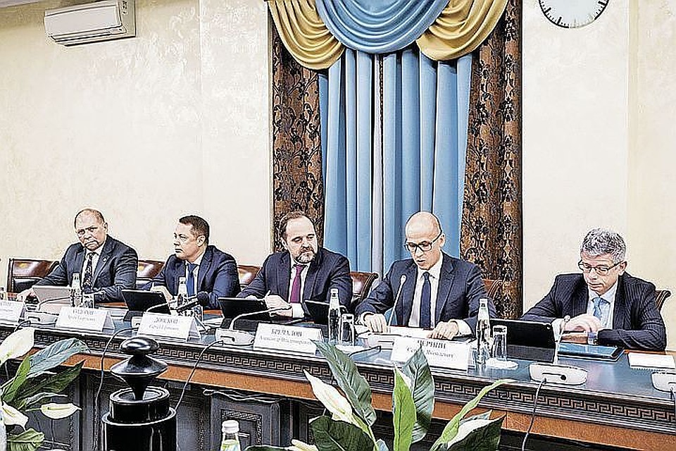 Министр природных ресурсов и экологии Сергей Донской (в центре) ответил на вопросы экспертов и читателей "КП"