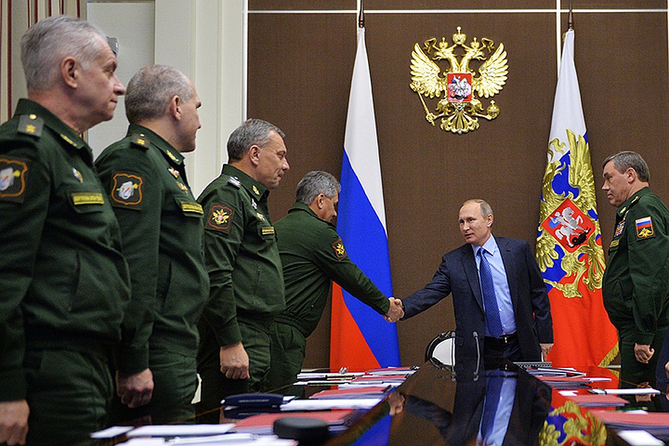 Президент РФ Владимир Путин в резиденции "Бочаров ручей" перед началом совещания по вопросам создания новых видов вооружений. ФОТО Алексей Дружинин/пресс-служба президента РФ/ТАСС