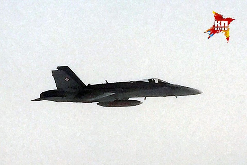 Истребитель F-18 в небе над Швейцарией