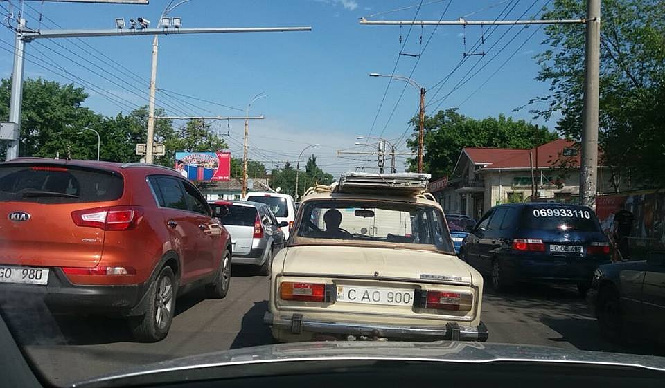 Молдавская столица давно стоит в пробках.