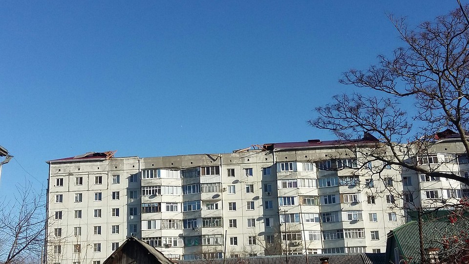 Здание, получившее повреждение при порыве ветра. Фото: vk.com/chestyle