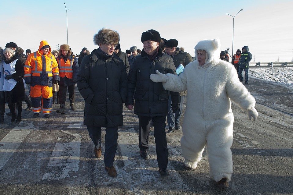 Депутат Тюменской городской Думы Альбина Селезнева на официальное открытие дороги пришла в костюме медведя. Фото: admtyumen.ru