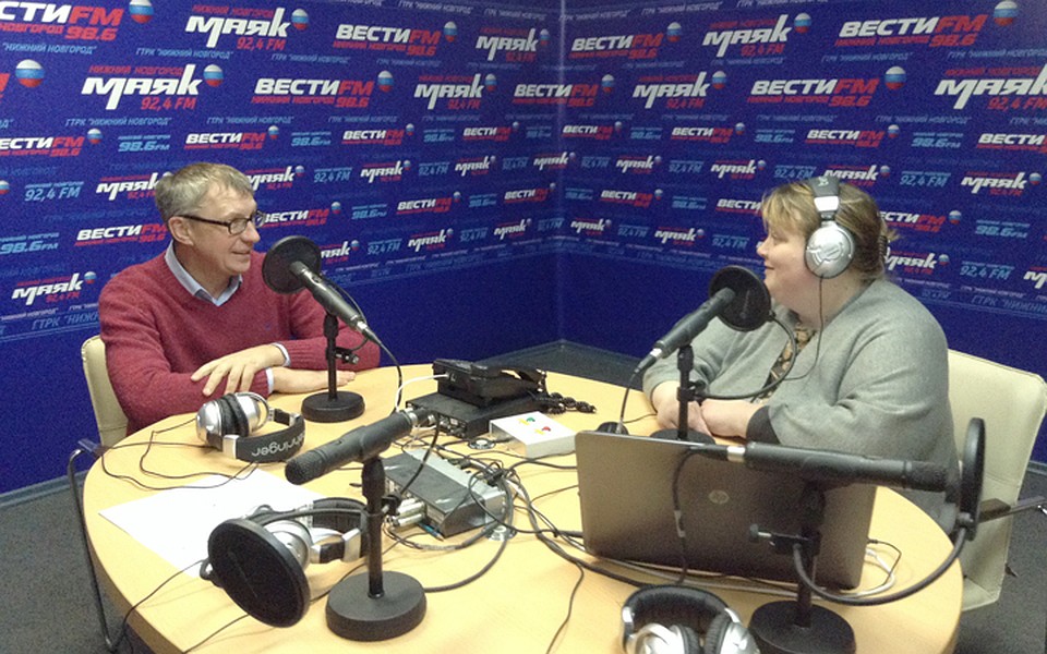 Ведущие программы «Открытая студия» на волне 98,6 FM Сергей Дивеев и Оксана Садовая.