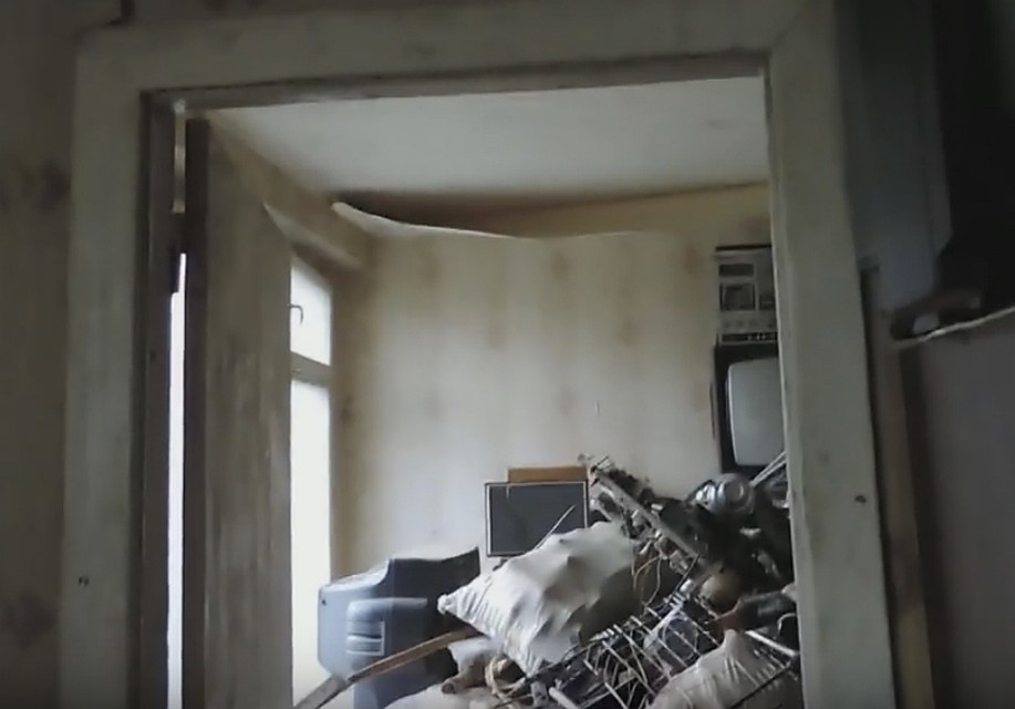 Квартира завалена разным хламом со свалок буквально под потолок. Фото: скриншот видео "Народное телевидение Хибины".