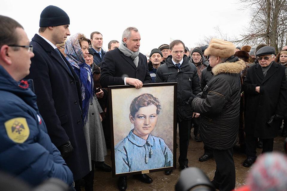 Министр культуры России Владимир Мединский и вице-премьер России Дмитрий Рогозин во время открытия памятного мероприятия в сохранившейся избе села Петрищево