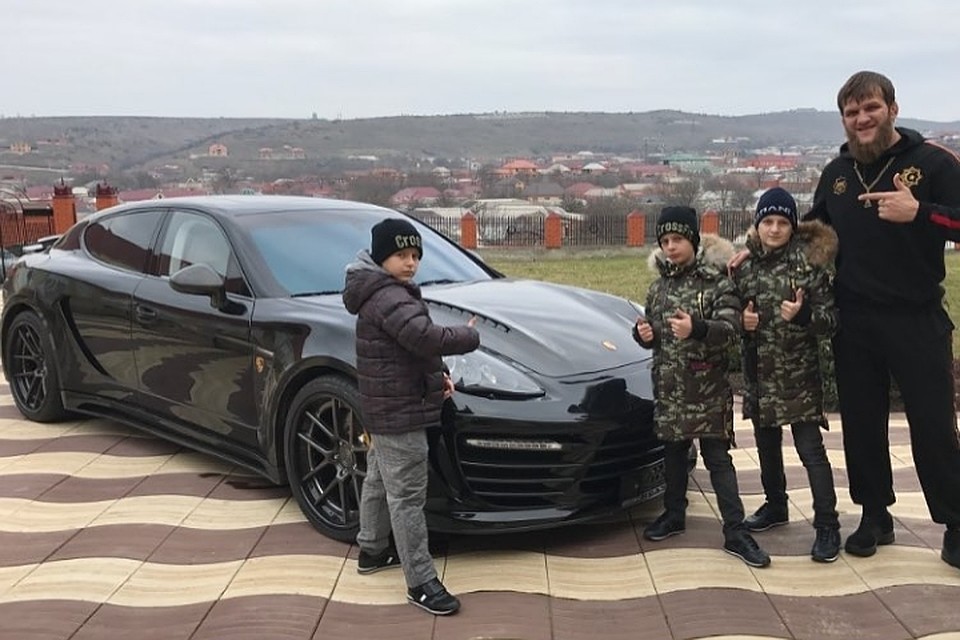 Ахмад, Эли и Адам Кадыровы с именинником и элитным презентом. Фото: instagram.com/abdul_kerim_edilov