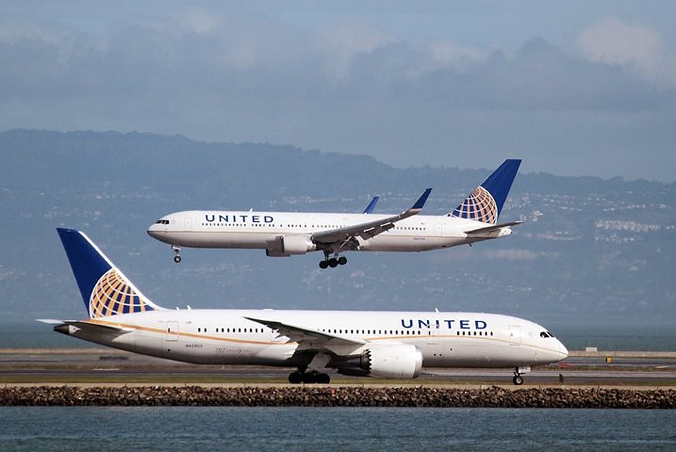 У лайнера авиакомпании United Airlines отказал двигатель во время полета