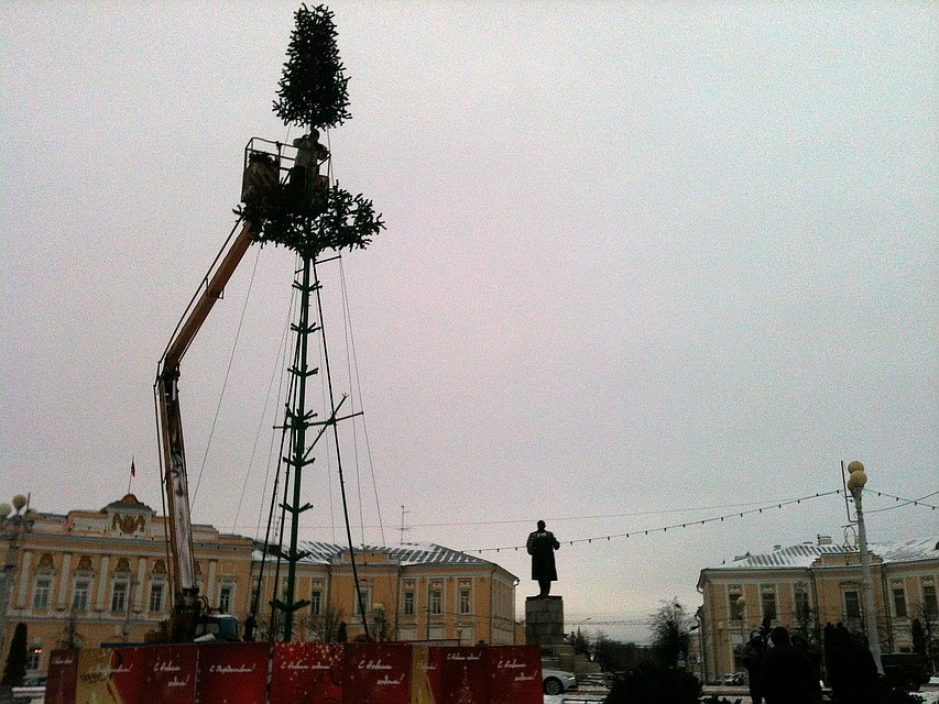 Монтаж главной елки.