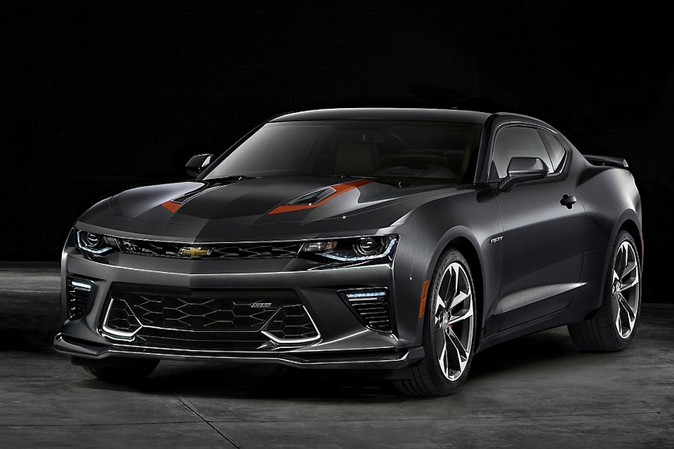 На лимитированном Camaro установлены 20-дюймовые легкосплавные колесные диски, тормозные суппорты оранжевого цвета и решетка радиатора с хромированными вставками.