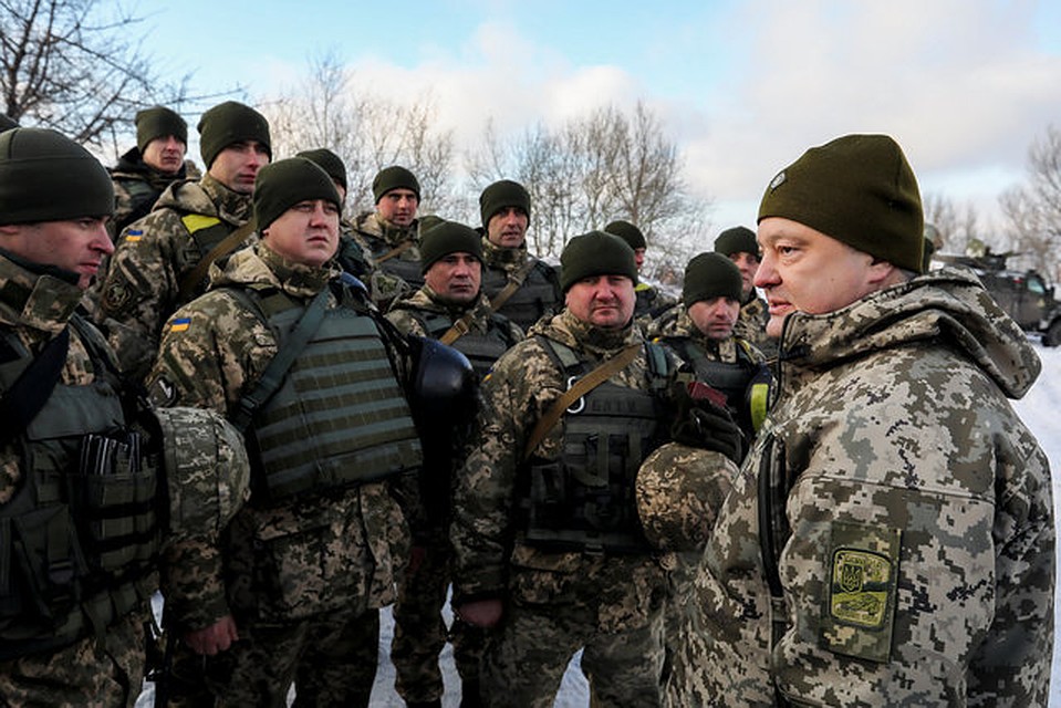 Петр Порошенко в Донбассе поздравил украинских военных с Днем ВСУ