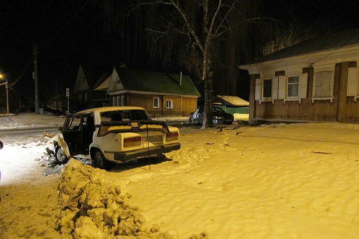 Автомобиль школьника буквально протаранил такси