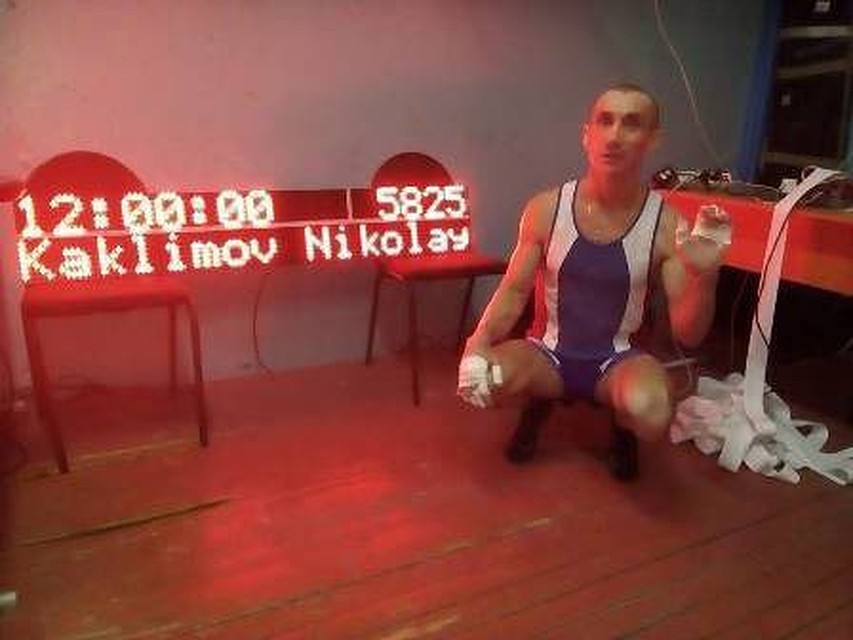 В Красноярске 55-летний спортсмен поставил два мировых рекорда по подтягиванию. Фото: пресс-служба Красспорта.