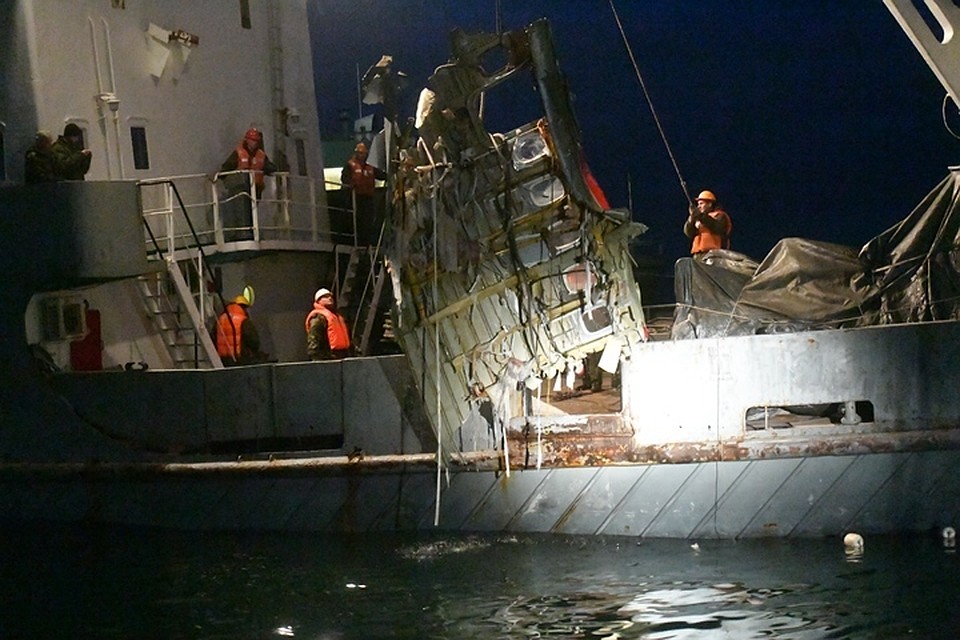 Со дна Черного моря поднимают обломки Ту-154