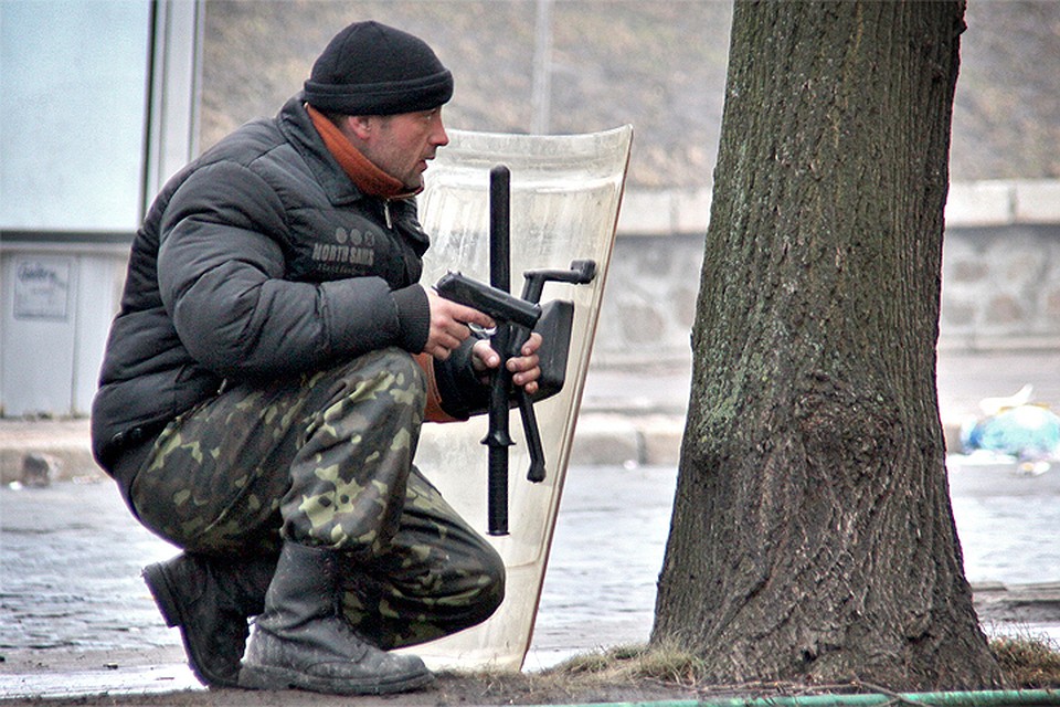 Февраль 2014 года. Участник уличных боёв с оружием в руках.