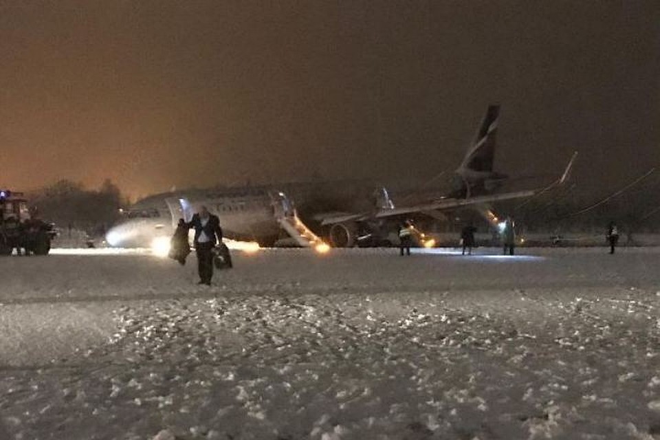 Пассажиры покидали борт по надувным трапам.
