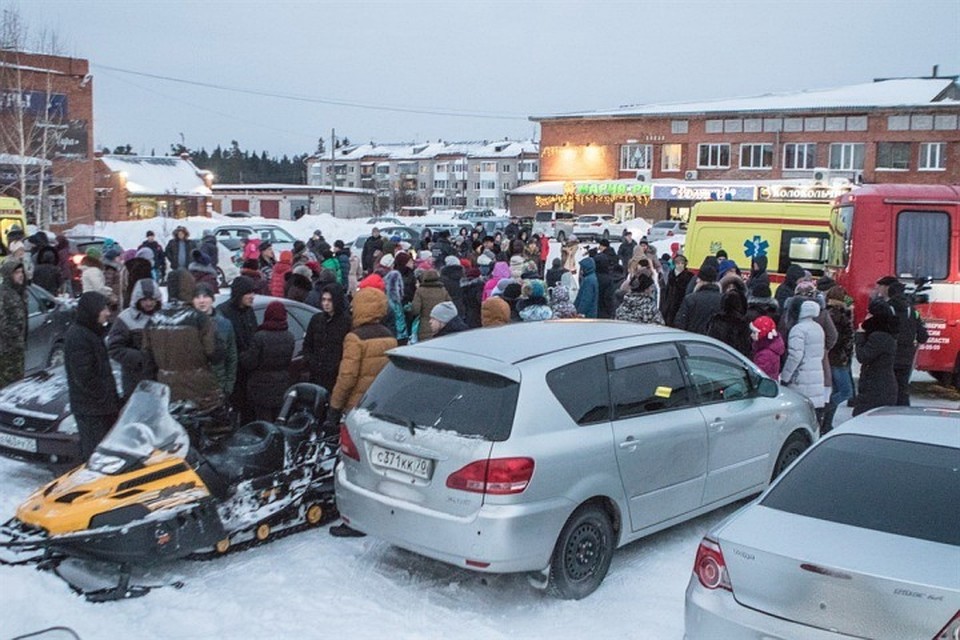 Пропавших в лесу детей встречали всем селом.Фото: vk.com/typical_tomsk