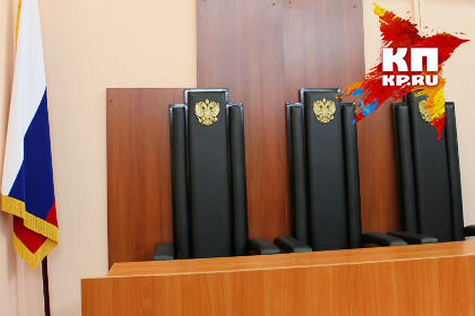 Бывшего полицейского взяли под стражу прямо в зале суда