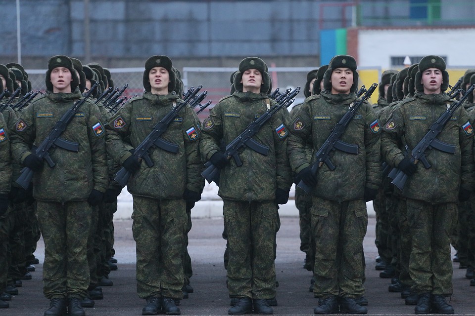 В составе полка служили 33 Героя Советского Союза и 8 Героев России