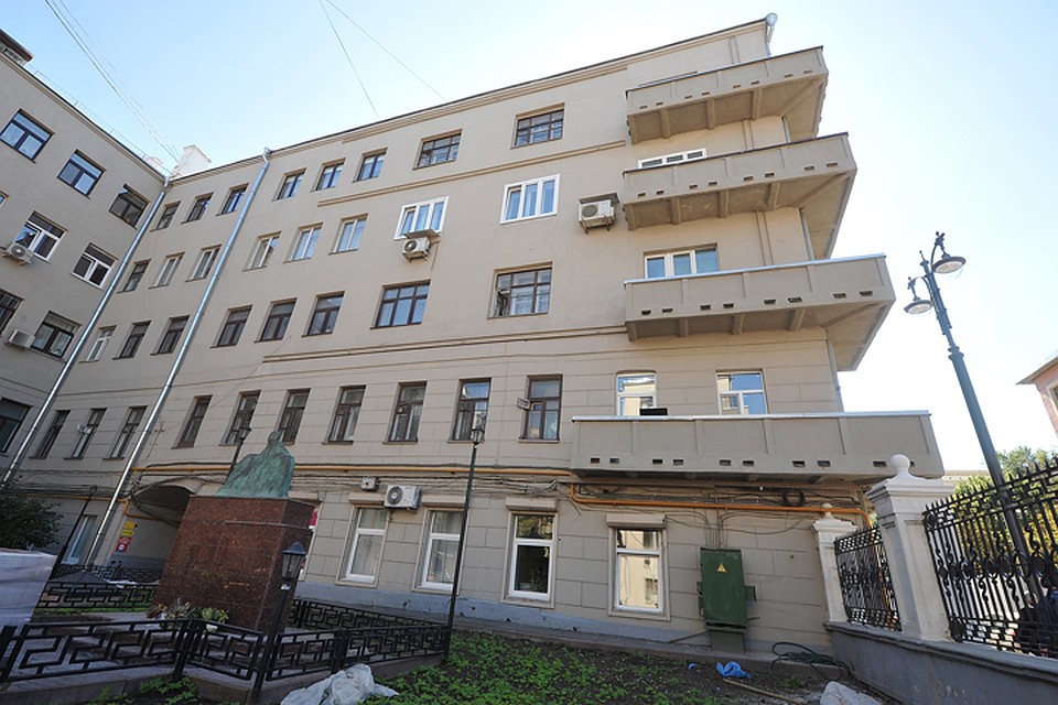 В этом доме (на фото справа) у Ардовых и останавливалась Ахматова.