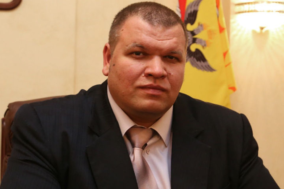 С заявлением Виктора Владимирова об отставке по собственному желанию спорить никто не посмел.