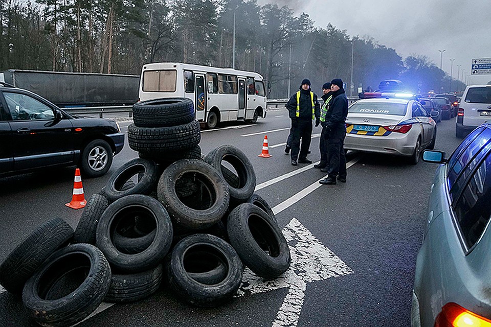 В Киеве третий год уже жгут покрышки