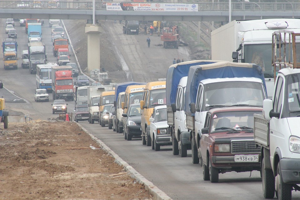 Пробки перекрыли главные магистрали города.