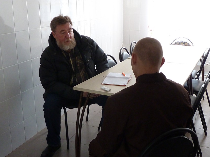 Осужденный Вася (спиной к камере) пробудет здесь полгода. На снимке он беседует с нашим корреспондентом.